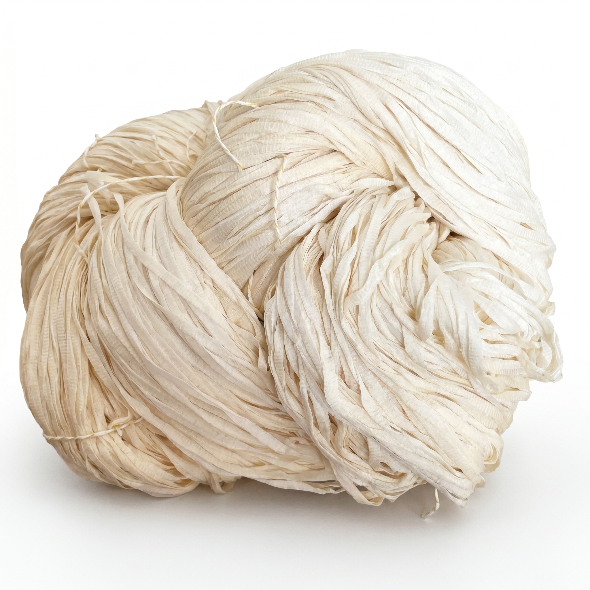 En stor hespe av lyst beige, fibrøst bastbånd.