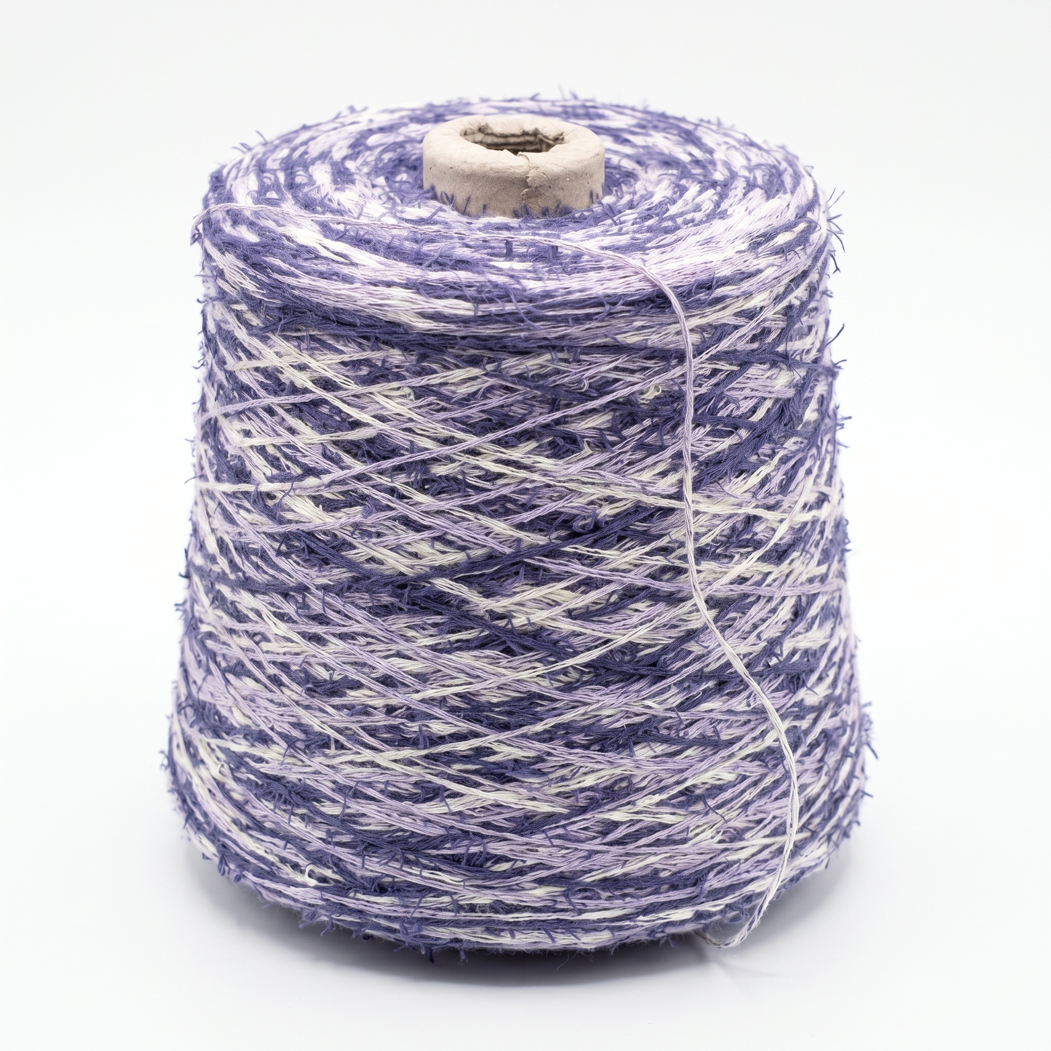 En spole med lilla, lavendel og hvitt melert garn på en hvit bakgrunn.