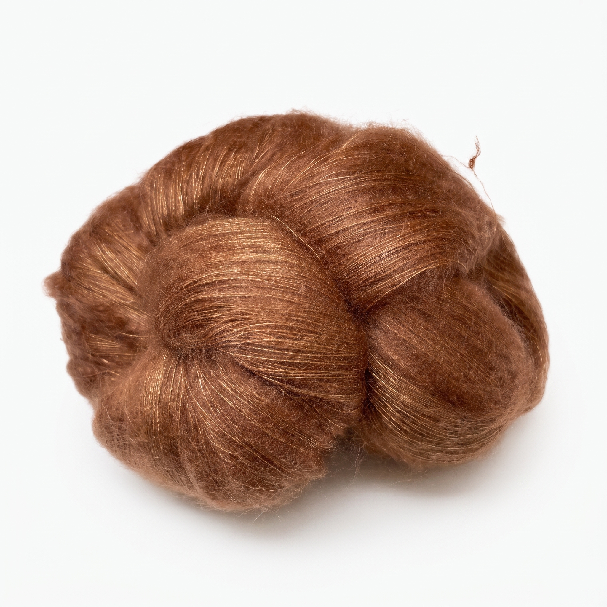 En vridd bunt med skinnende, kobberfarget fibermateriale på hvit bakgrunn.