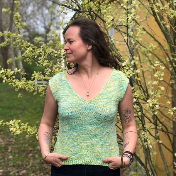 Basic Sommer Tee (V-hals) - Strikkeopskrift Basic Sommer Tee (V-hals) - Strikkeopskrift