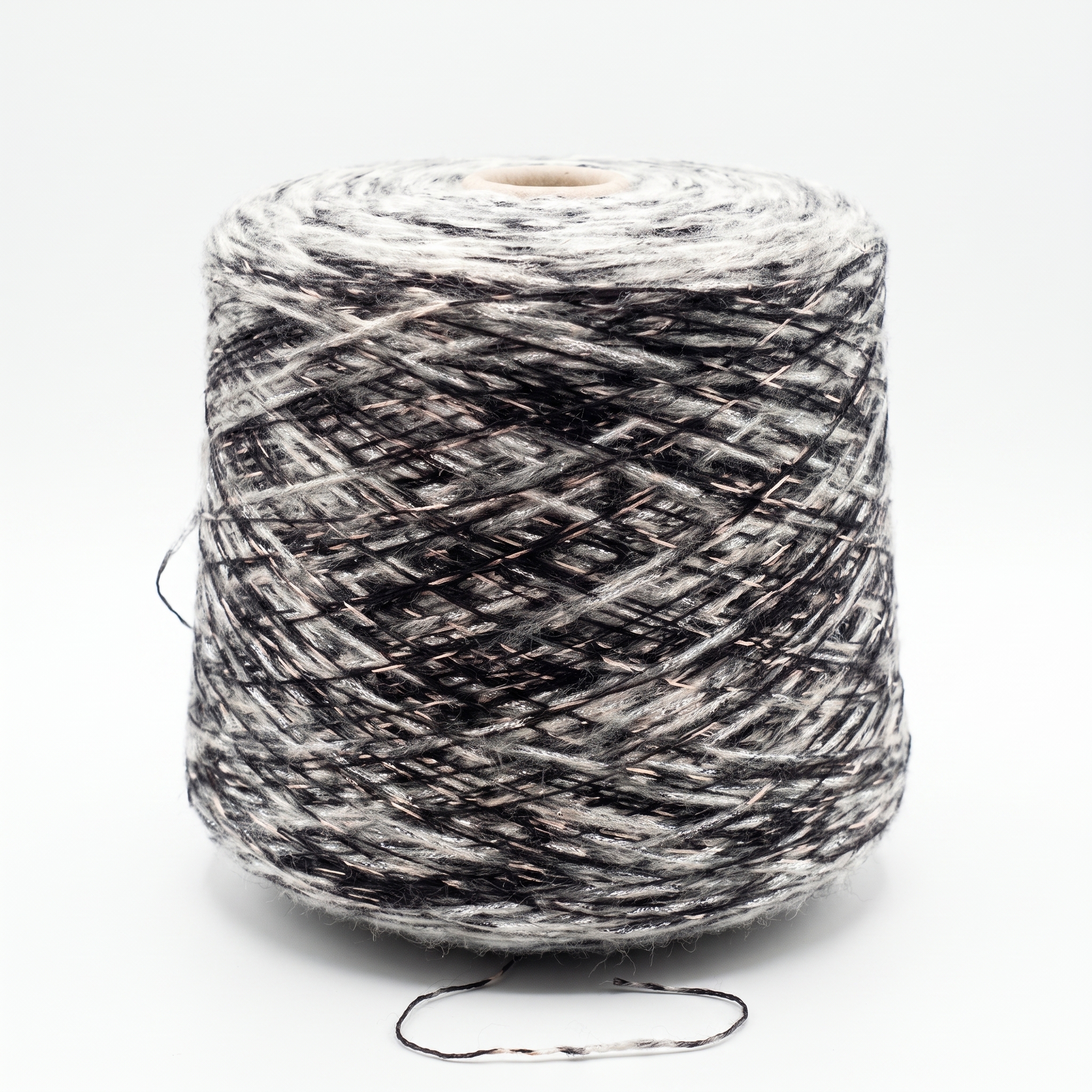 En spole med garn i en blanding av svarte, hvite, grå og kobberfargede metalliske fibre.
