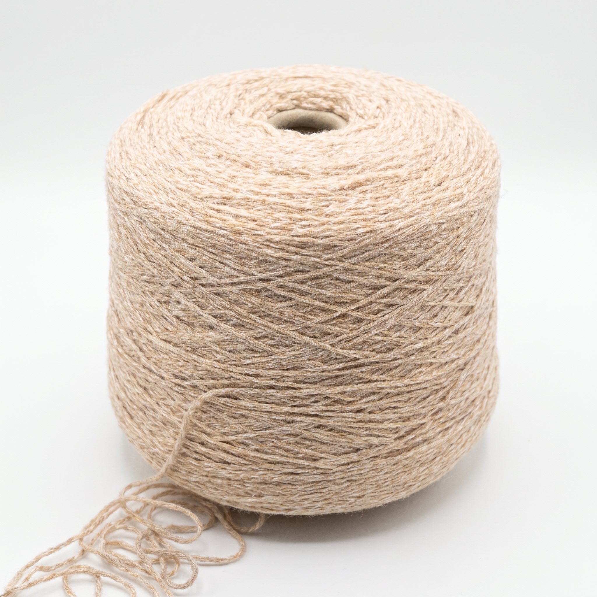 En stor spole med lyst, beige garn på en nøytral bakgrunn.