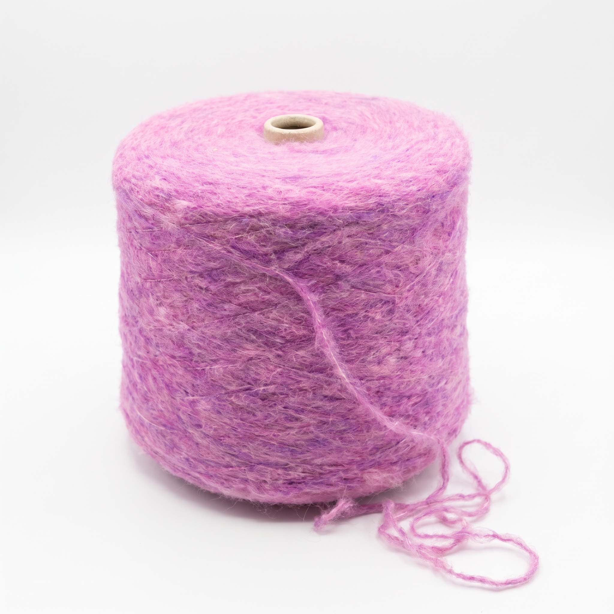En stor spole med rosa, loddent garn på en hvit bakgrunn.