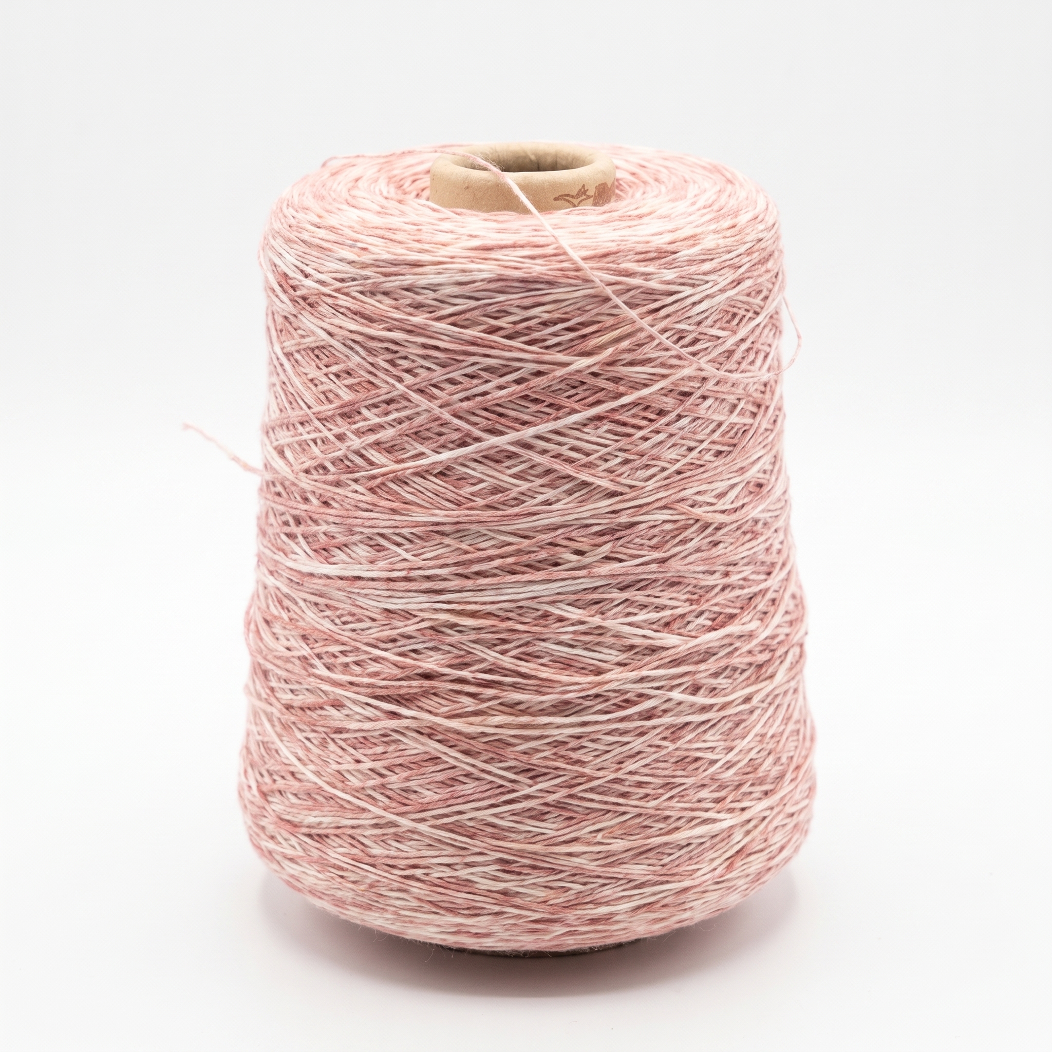 En spole med flerfarget garn i nyanser av rosa og hvitt på en hvit bakgrunn.