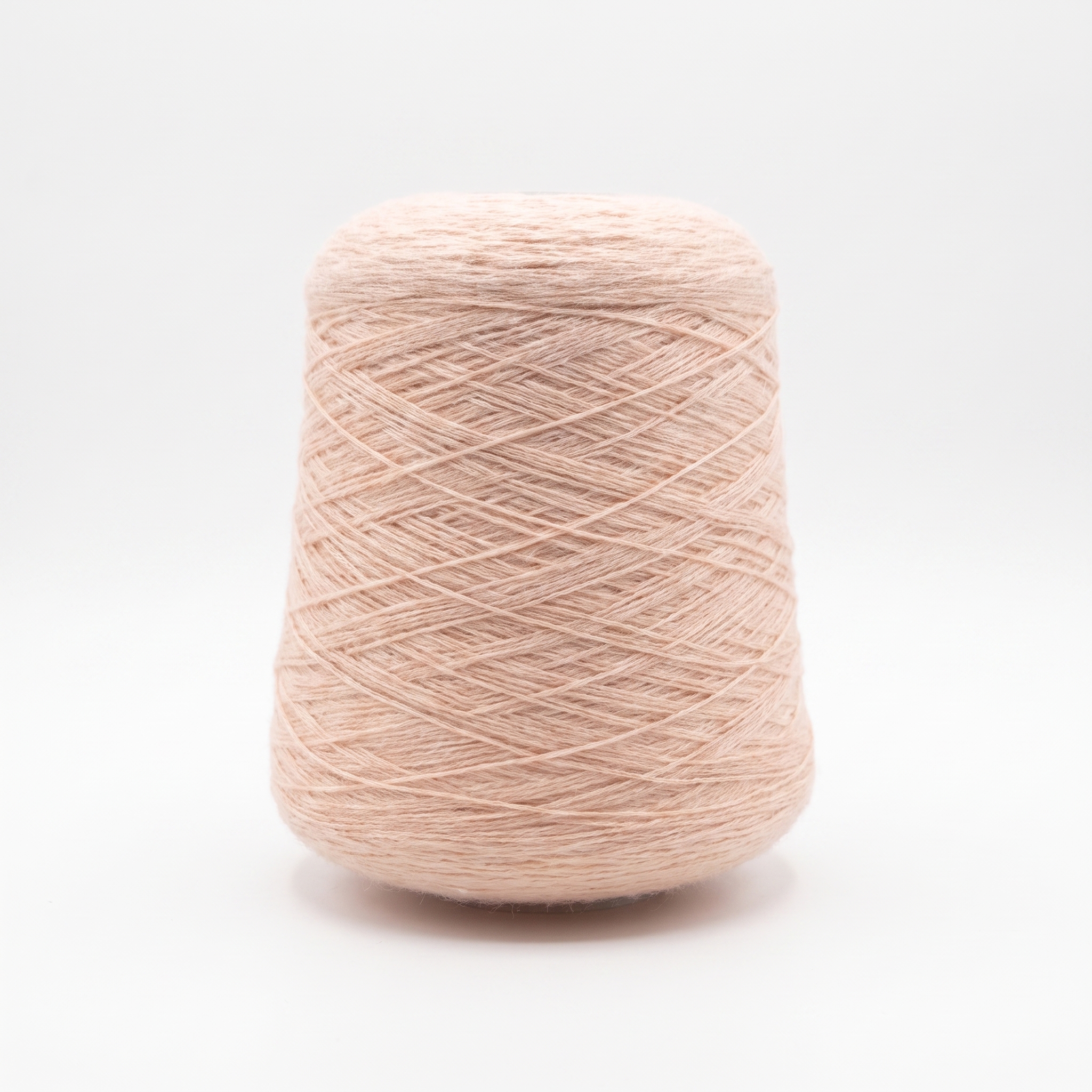 En stor spole med lyst rosa garn.