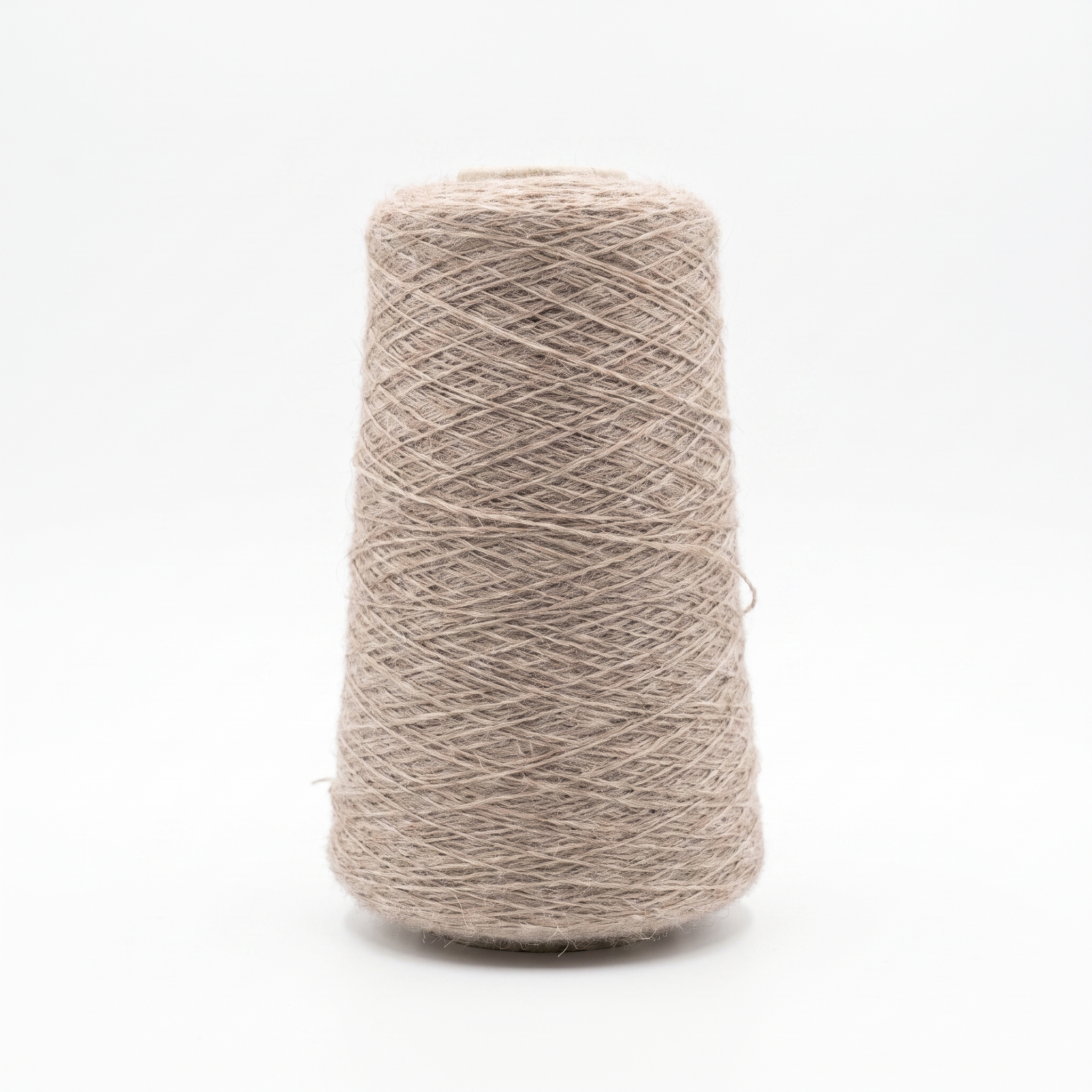 En spole med beige, lett loddent garn.
