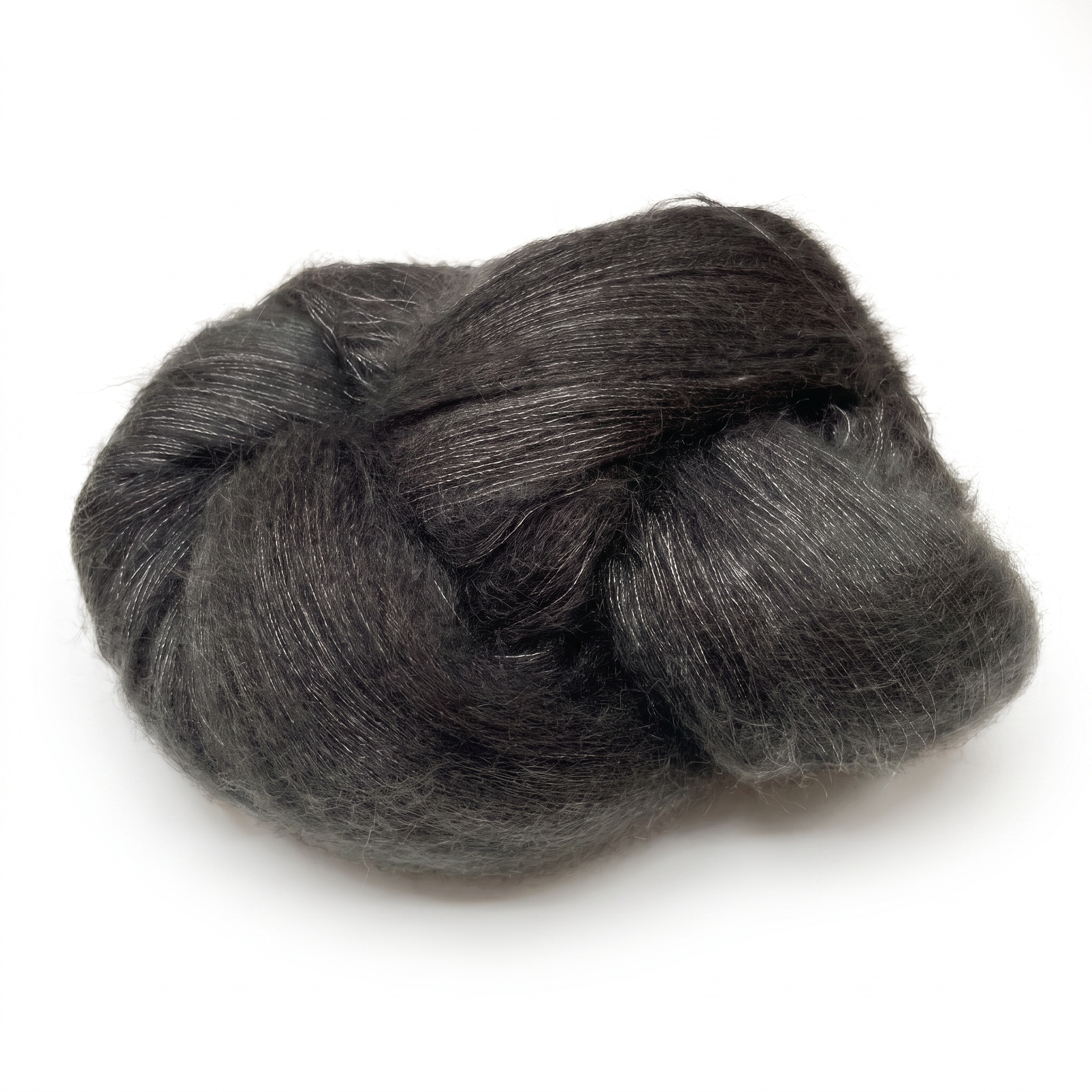 En vridd hespe av mørkegrått fibermateriale på hvit bakgrunn.