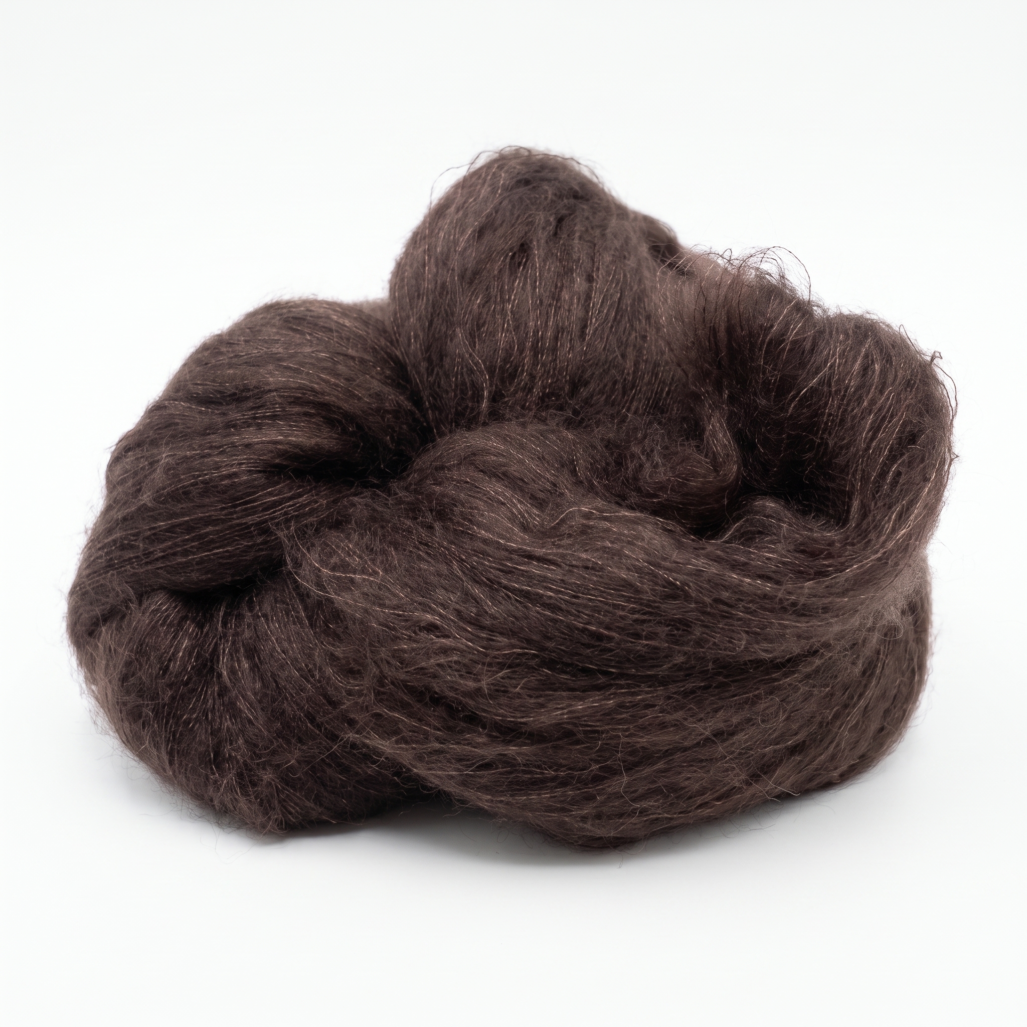 En løs bunt mørkebrun fiber.