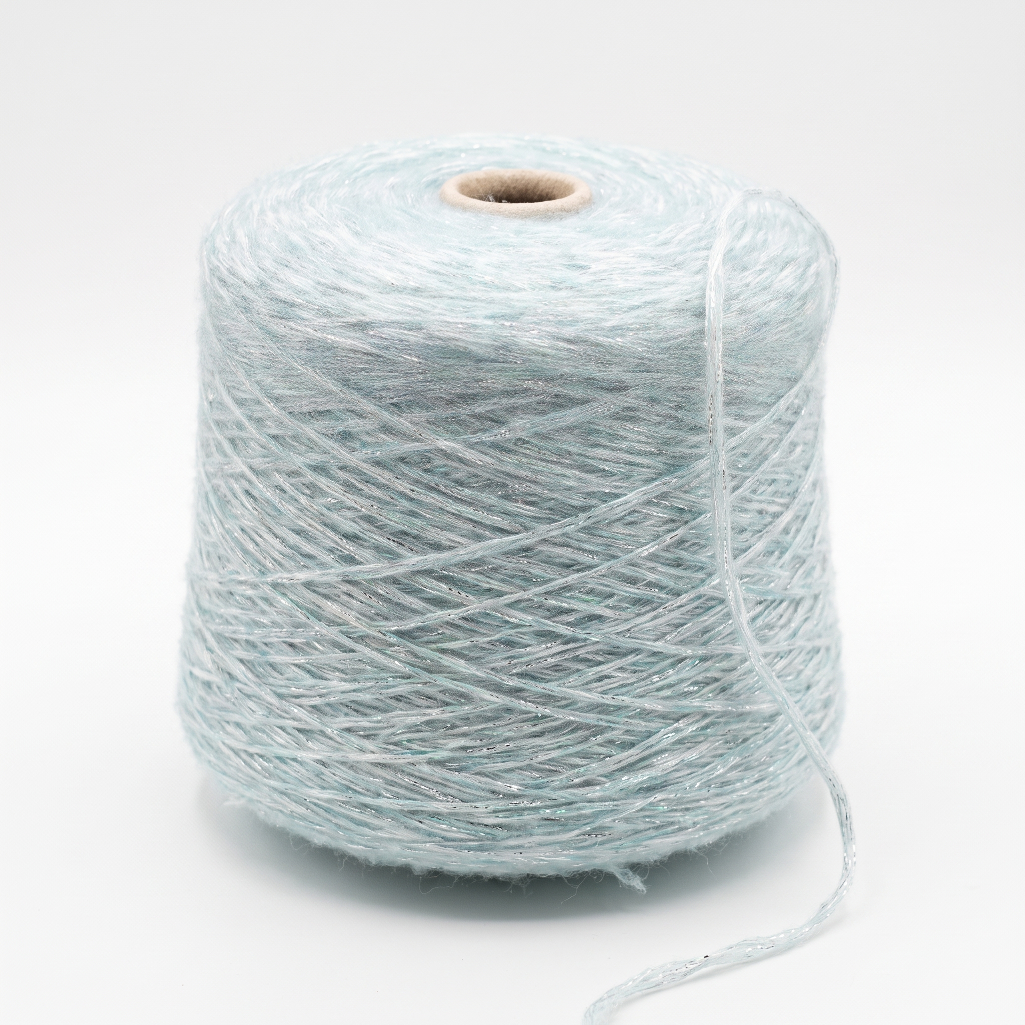 En spole med lyseblått garn og sølvglittertråder.