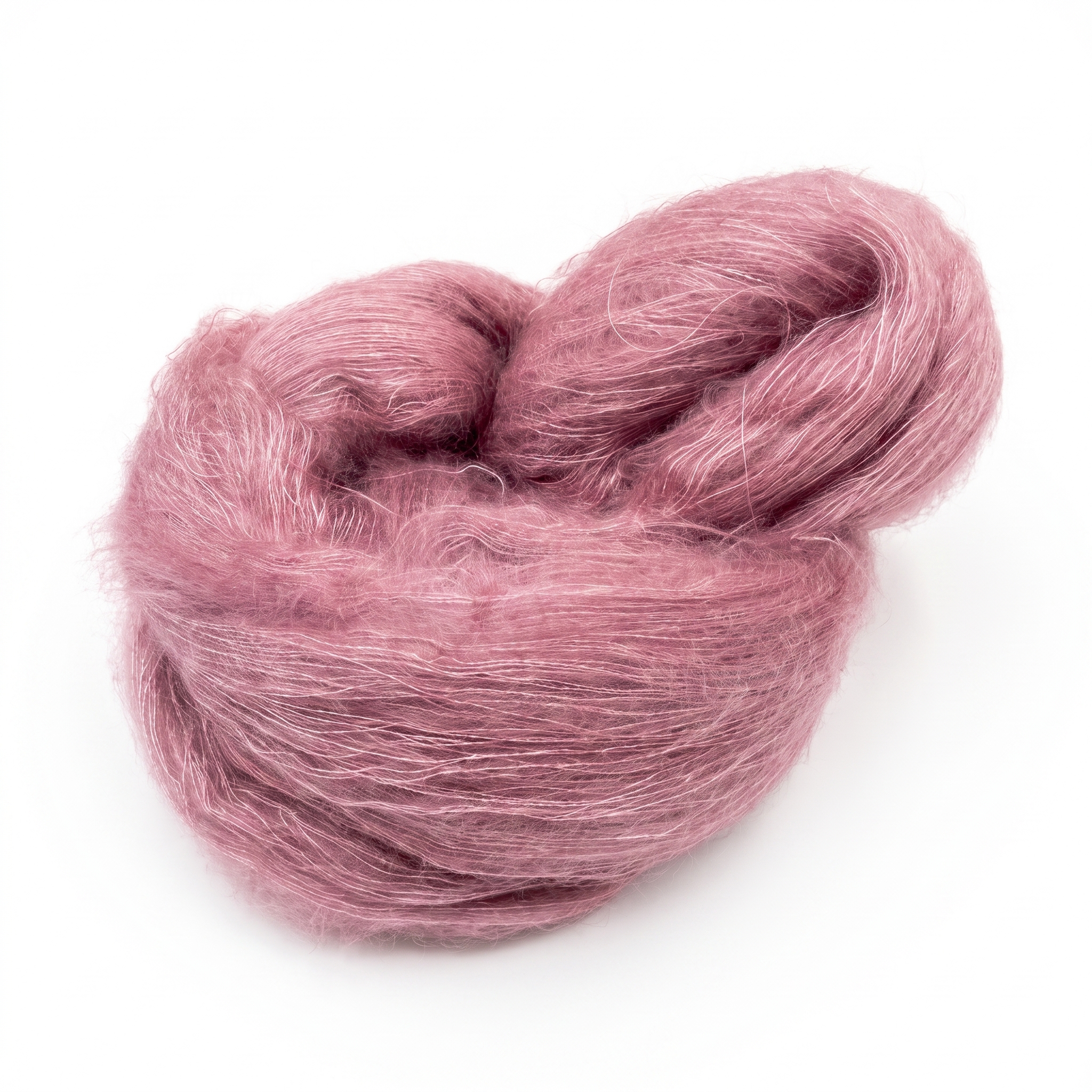 Et nøste av støvete rosa garn med en skinnende, luftig tekstur på en hvit bakgrunn.