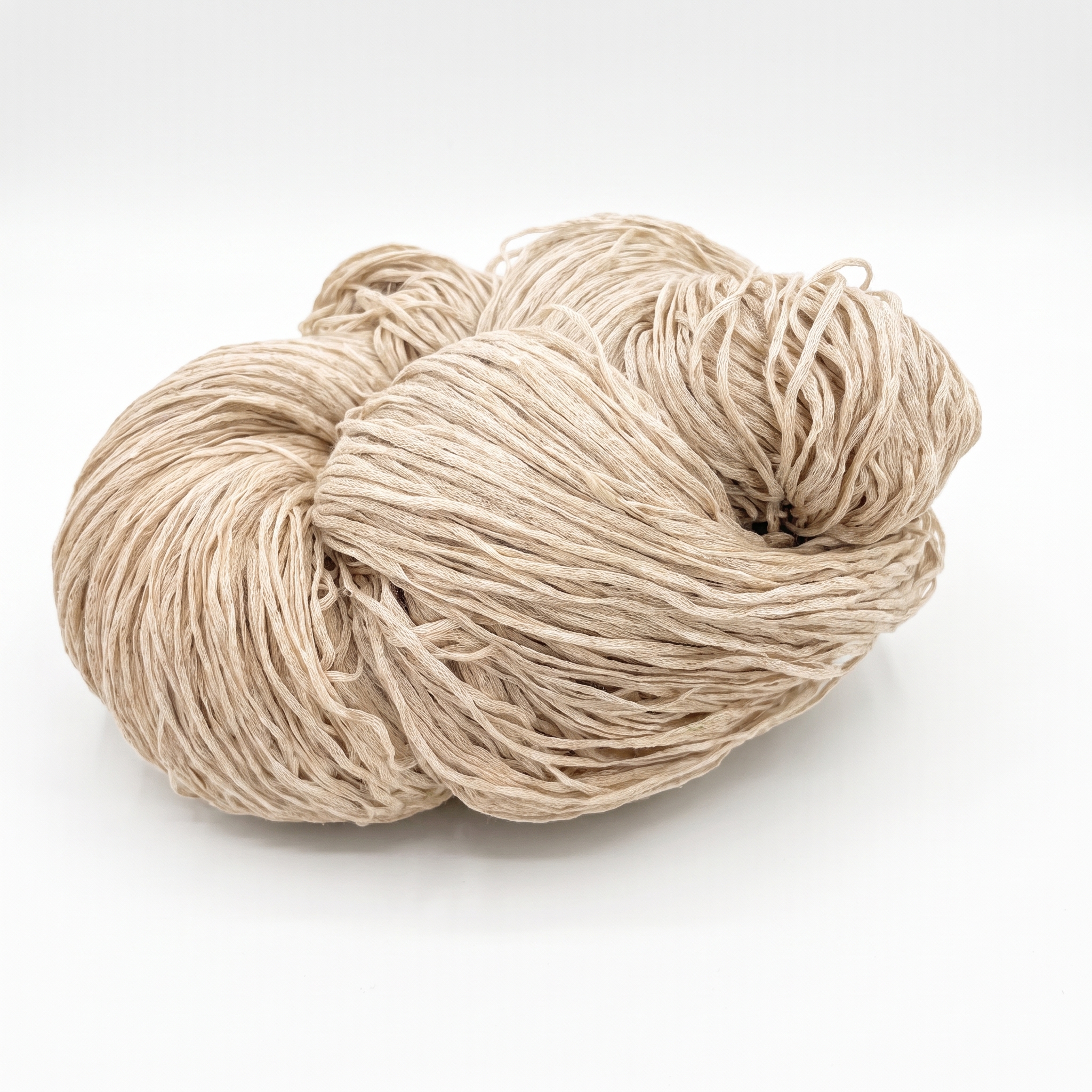 Et hespe med lyst beige garn.