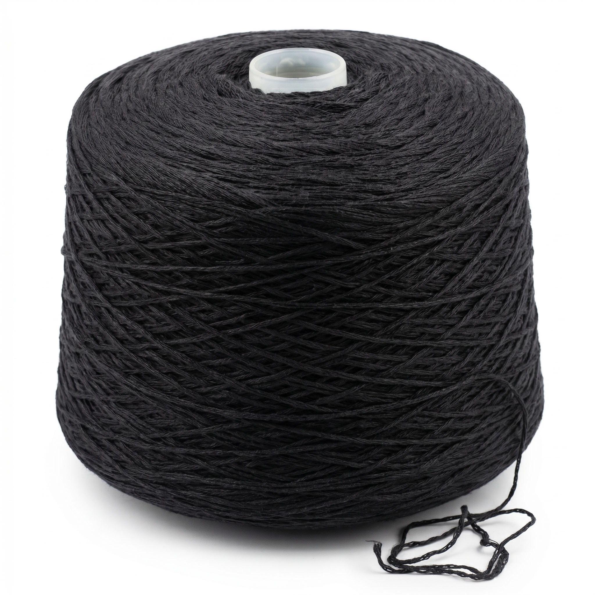 En enkelt spole med svart garn på en hvit bakgrunn.