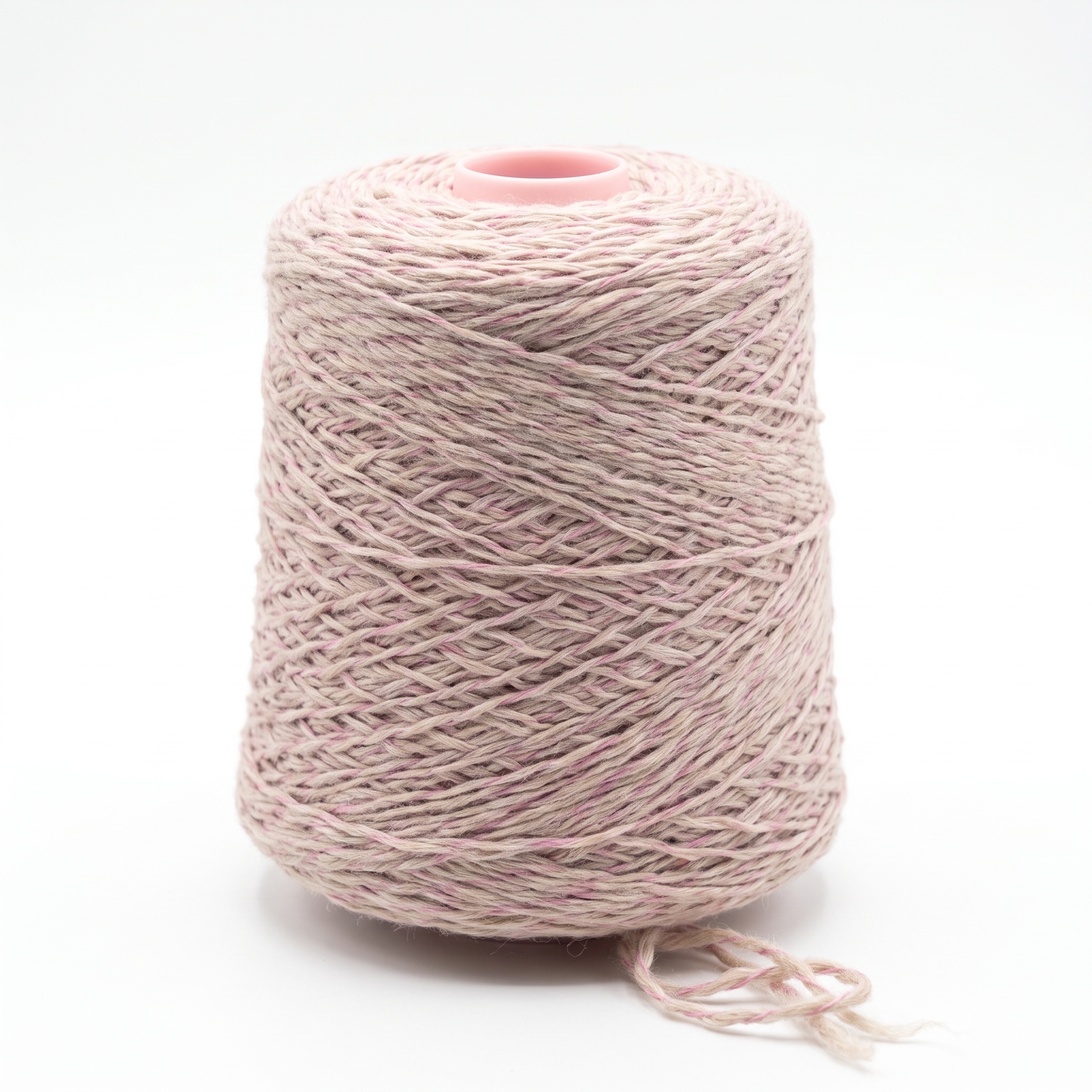 En spole med melert garn i beige og rosa farger på en hvit bakgrunn.