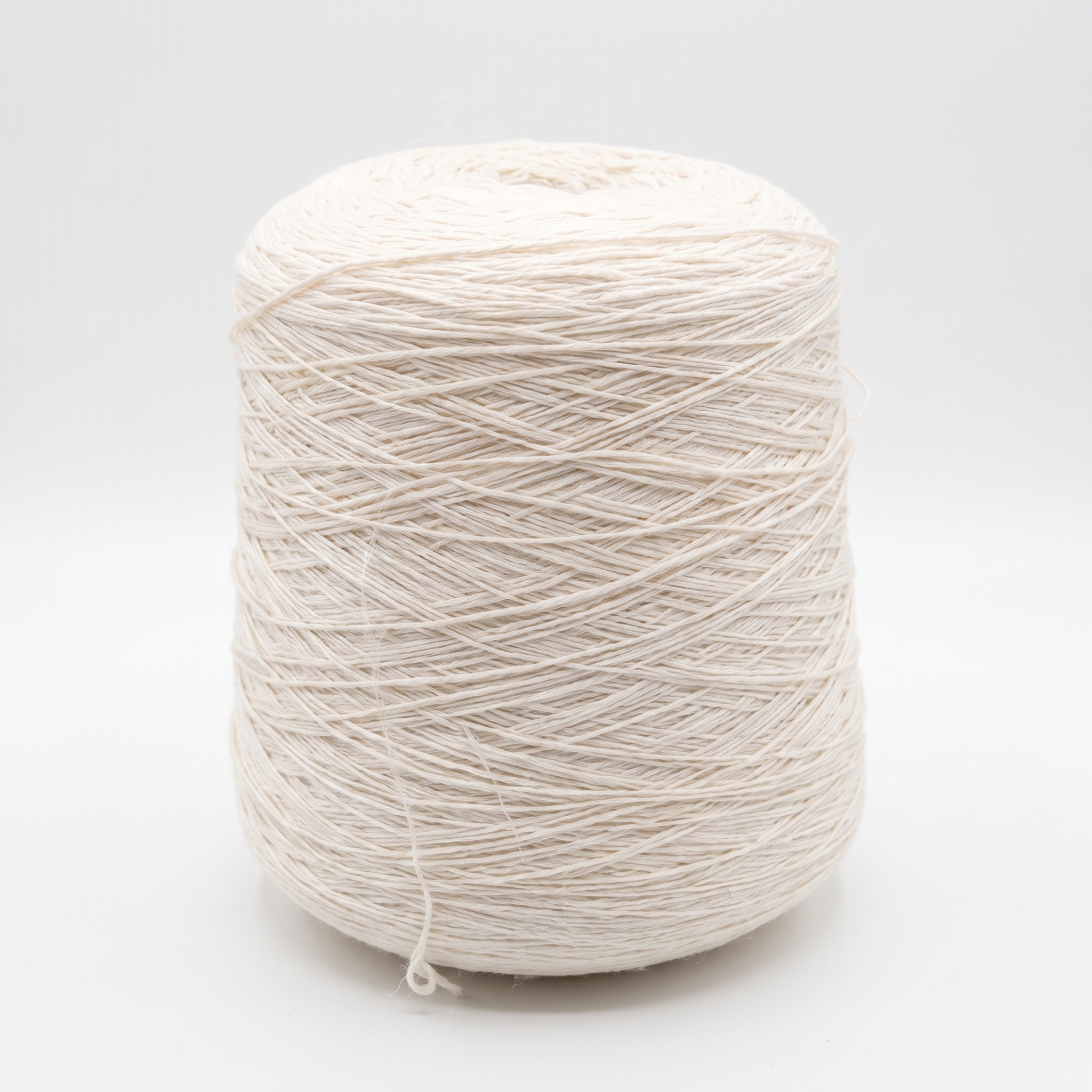 En stor spole med lyst beige garn.