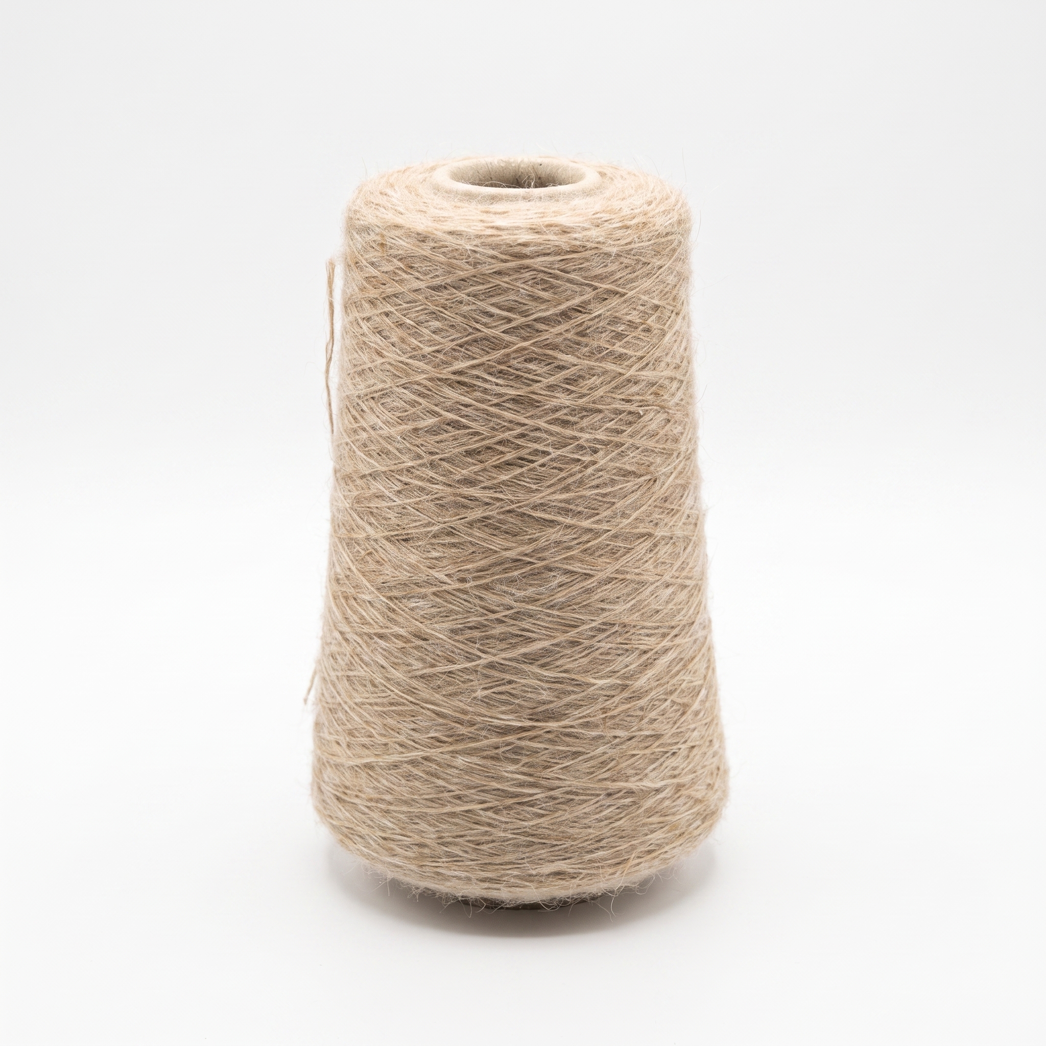En stor spole med beige garn.