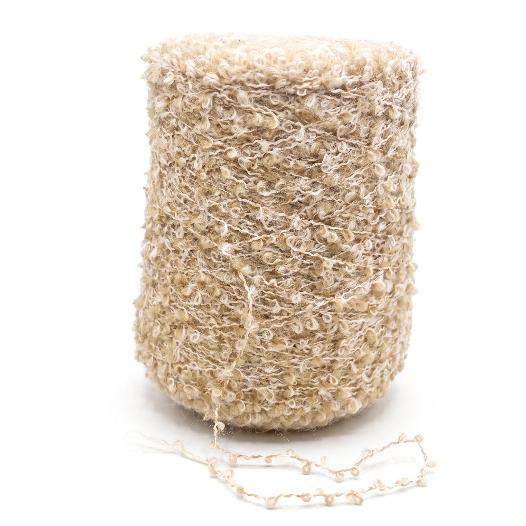 En stor spole med beige bouclégarn og en løs tråd foran mot en hvit bakgrunn.