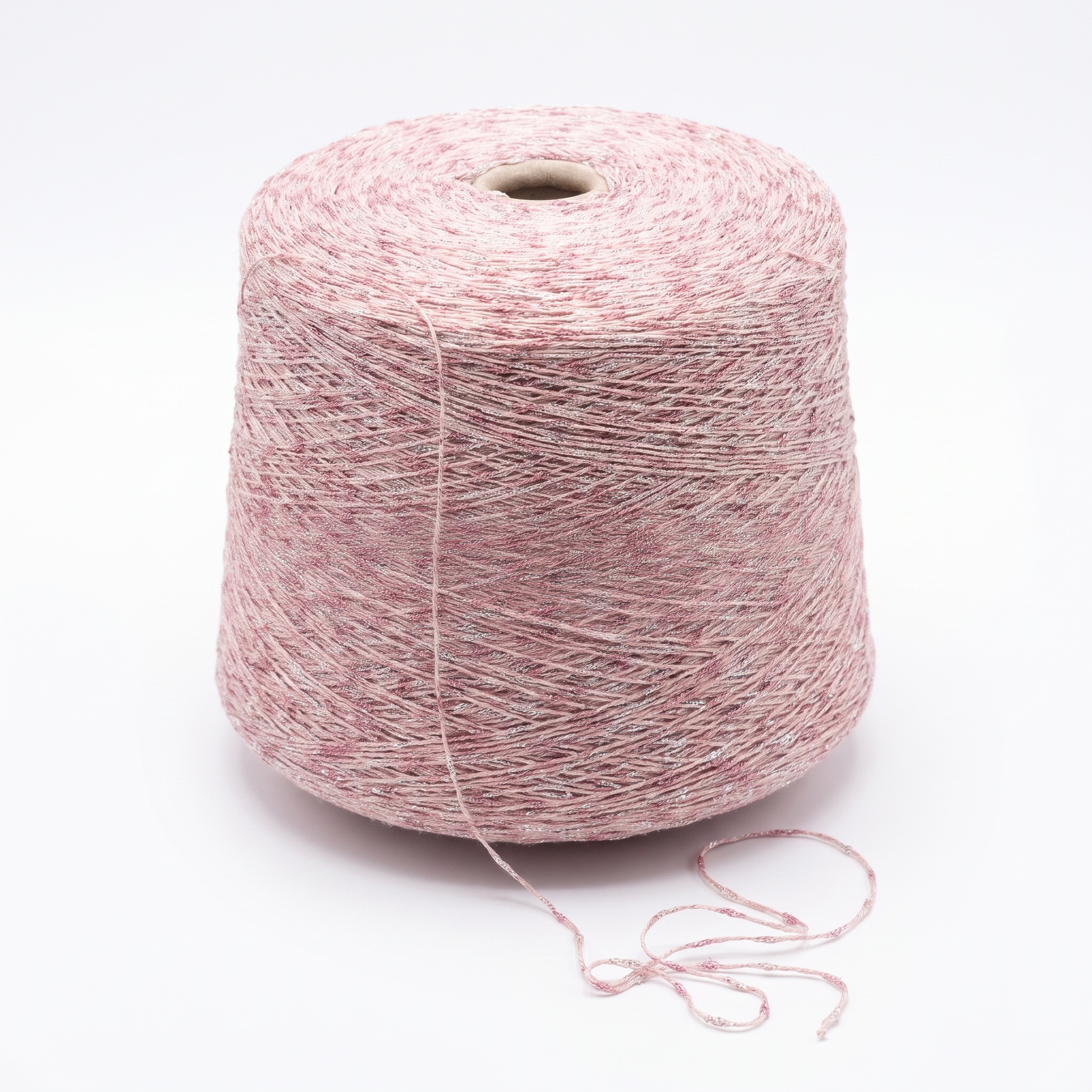 En stor spole med rosa og sølvglitrende garn.