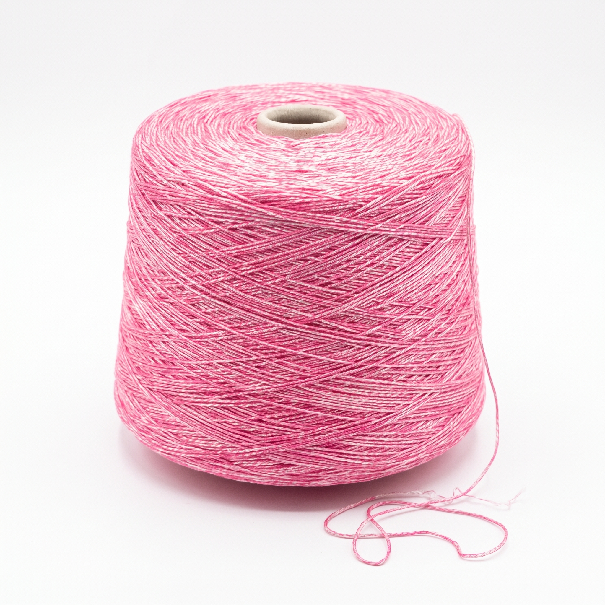 En spole med rosa og hvitt melert garn på en hvit bakgrunn.
