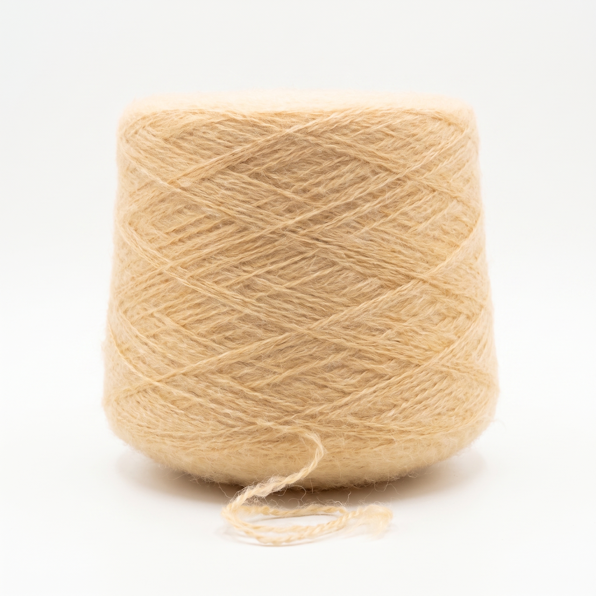 En spole med lys beige garn på en hvit bakgrunn.