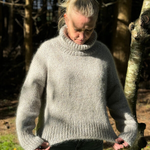 Strikk wednesday sweater fra petiteknit i upcyclet garn